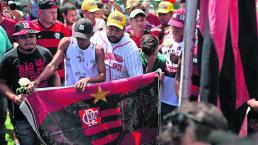 Seguidores club brasileño ondean bandera luto mortal incendio Flamengo