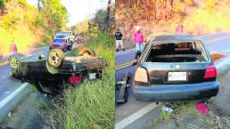 Conductor derrapa vuelca vehículo destrozado Tejupilco
