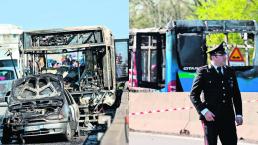 Secuestra autobús escolar y lo quema con estudiantes a bordo Italia