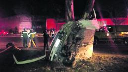 Auto destrozado Conductor muere Muere prensado Toluca