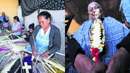 Mujeres otomíes alistan vender cruces tejidas Toluca