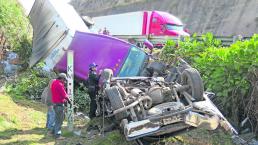 Trailero embiste camioneta y mata a ocho personas en la autopista Chamapa-Lechería