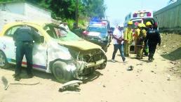 Taxista queda prensado tras caer de puente en Cuautla