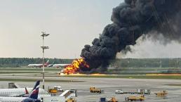 Avión en llamas Aterrizaje de emergencia Culpan a rayo Rusia Moscú