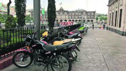 Motociclistas ocupan sitios de peatones y ciclistas para estacionarse en Toluca