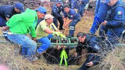 Rescatan dos jóvenes de un pozo