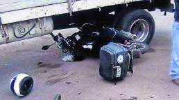 Motociclista derrapa tras cerrón de una camioneta en Cuautla