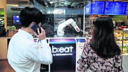 Robot sirve café Cafetería en Corea del Sur Dal.komm Coffee