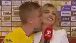 Jugador del City besa a reportera; le copia a Iker Casillas