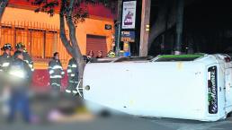 Choca con auto Accidente vehicular Chofer sale Combi lo prensa