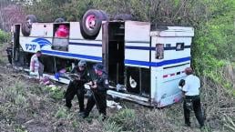 camión pasajeros vuelca chofer 16 años joven accidente carretera Acapulco-Zihuatanejo
