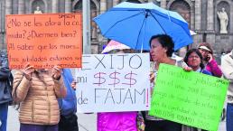 Grupo maestros jubilados protestó