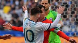 Lionel Messi se pelea con Gary Medel y sufre expulsión 