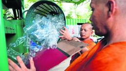 tailandia monjes reciclan botellas pet crean fibras telas ropa 