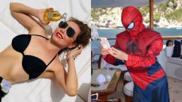 Thalía Traje Spider-Man tobogán playa