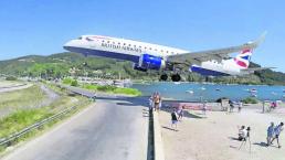 aviones aterrizan rozando la cabeza turistas atracción arriesgada impresionante video aeropuerto skiathos grecia 