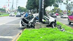 Conductor fallece tras chocar contra poste de cámaras de seguridad en Toluca