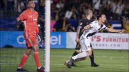 Zlatan se luce ante Vela en el clásico de Los Angeles