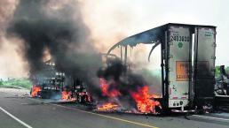 Fuerte choque de tractocamiones provoca incendio y cierre de la Autopista Siglo XXI