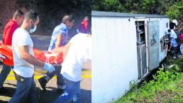 Camión cargado de equipo de sonido cae a barranco y muere chofer en Tejupilco