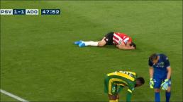 'Chucky' Lozano se lesiona tras fuerte golpe en el partido del PSV