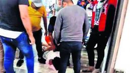 Comerciantes persiguen y tumban a golpes a presunto delincuente en Cuautla