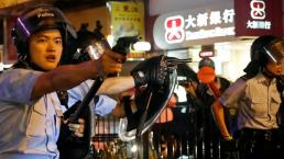 Policías disparan para contener a decenas de manifestantes, en Hong Kong