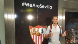 'Chicharito' llegó a Sevilla para cerrar su fichaje