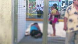 Matones ejecutan a mujer cuando esperaba su camión en Acapulco