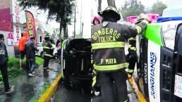 Camioneta repartidora agua derrapa volcada Edomex