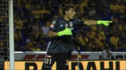 Nahuel Guzmán, portero de los Tigres durante un juego de la Liga MX