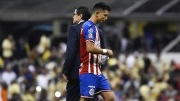 El DT y el jugador durante un partido de las Chivas