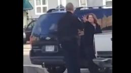 mujer intenta exorcizar a policia eu gasolinera