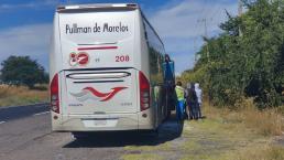Mujeres normalistas bajan a pasajeros y se llevan autobús a escuela de Morelos