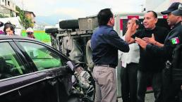 Conductor vuelca con su camioneta y provoca 'carambola' en Morelos; hay un herido