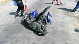 Automovilista embiste a motociclista en avenida de Morelos; agresor logra escapar