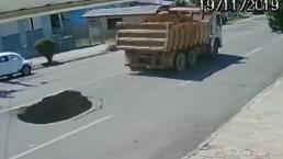 Video camión provoca socavón y automovilista cae hasta el fondo en Brasil