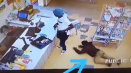 Cliente le roba a ladrón mientras asalta un local comercial, en Sudáfrica