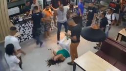 Hombres golpean mujer bar Brasil