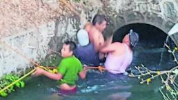 rescatan ebrios borrachos se meten a nadar canal zacatepec morelos