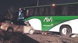 Conductor fallece prensado luego de que chofer de camión invadiera carril, en Morelos