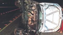 Muere automovilista acelerado tras volcar su vehículo en Edomex, copiloto resultó herido 