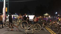 Ciclistas y feministas protestan por el retiro de la ciclovía, en Toluca