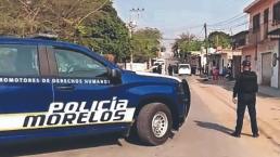 Dos sicarios en moto le dan alcance a taxista y lo plomean, en Morelos