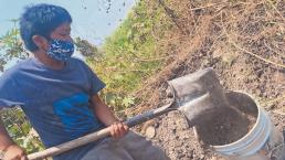 Sergio tiene 12 años, tapa baches y quiere una bici para hacer mandados y ayudar a mamá