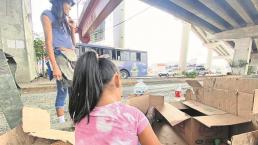 Mientras su madre limpia el parabrisas de los autos, Abi sueña con ser doctora en Morelos