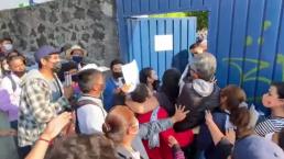 Maestros se disputan a empujones su turno para recibir la vacuna antiCovid, en Morelos