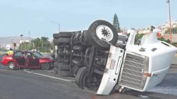 Tráiler a exceso de velocidad vuelca en la México-Pachuca, hay un muerto y 3 lesionados 