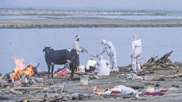 En India arrojan cadáveres al río Ganges por Covid, los crematorios están desbordados