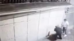 Video capta brutal golpiza a mujer en Toluca; hombre y dos mujeres solo se quedaron viendo